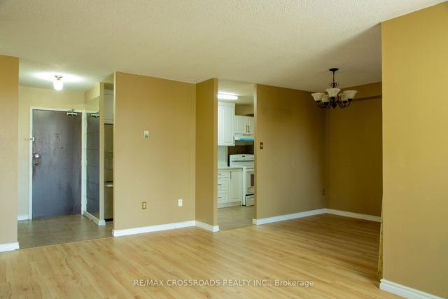 207 - 15 Torrance Rd, Condo with 1 bedrooms, 1 bathrooms and 1 parking in Toronto ON | Image 2