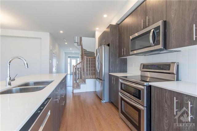853 Solarium Avenue, Townhouse with 3 bedrooms, 3 bathrooms and 2 parking in Ottawa ON | Image 10