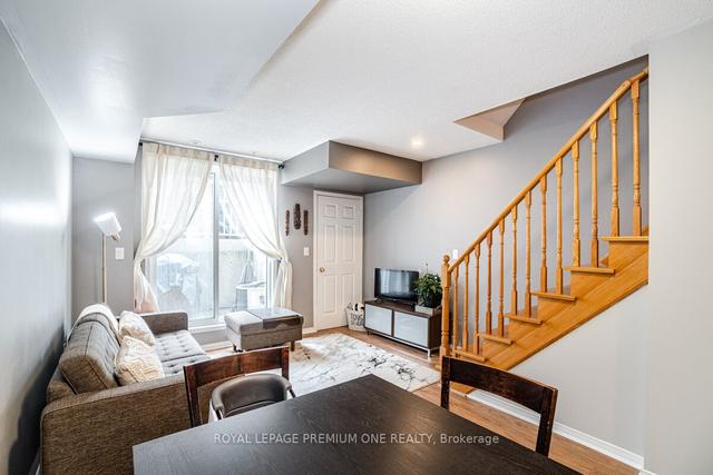 16 - 20 Turntable Cres, Townhouse with 3 bedrooms, 2 bathrooms and 2 parking in Toronto ON | Image 6