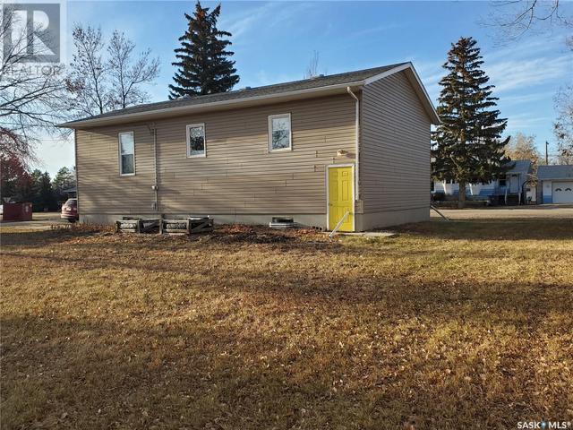 402 Minto Street, House detached with 0 bedrooms, 1 bathrooms and null parking in Elbow SK | Image 24