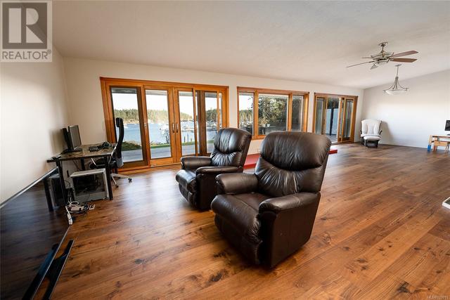 3455 South Rd, House detached with 3 bedrooms, 3 bathrooms and 6 parking in Nanaimo B BC | Image 9