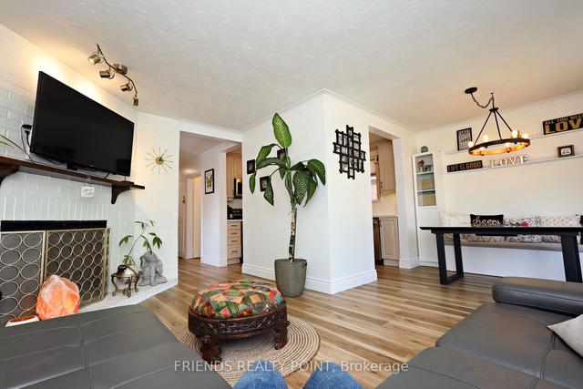 42 Jeffton Cres, House detached with 3 bedrooms, 3 bathrooms and 4 parking in Toronto ON | Image 7