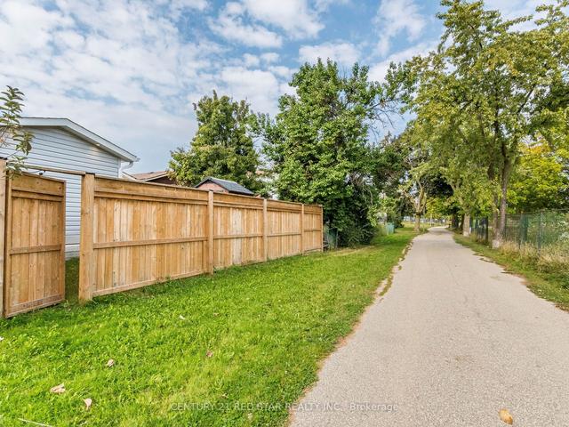 10 Deeside Cres, House semidetached with 3 bedrooms, 2 bathrooms and 7 parking in Brampton ON | Image 24