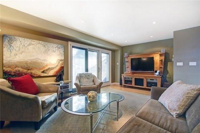 111 Parklea Dr, House detached with 3 bedrooms, 4 bathrooms and 6 parking in Toronto ON | Image 3