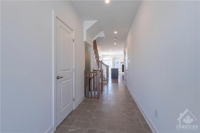 853 Solarium Avenue, Townhouse with 3 bedrooms, 3 bathrooms and 2 parking in Ottawa ON | Image 4