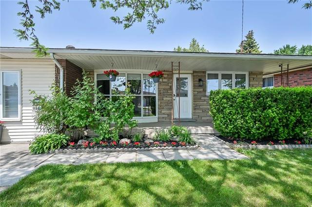 163 Kenora Avenue, House detached with 3 bedrooms, 4 bathrooms and 2 parking in Hamilton ON | Image 2