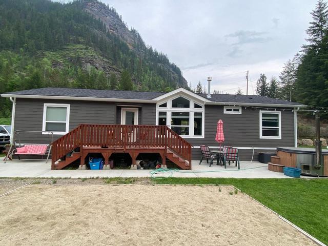 4042 Frogs Vista Drive, House detached with 3 bedrooms, 2 bathrooms and null parking in Central Kootenay H BC | Image 1