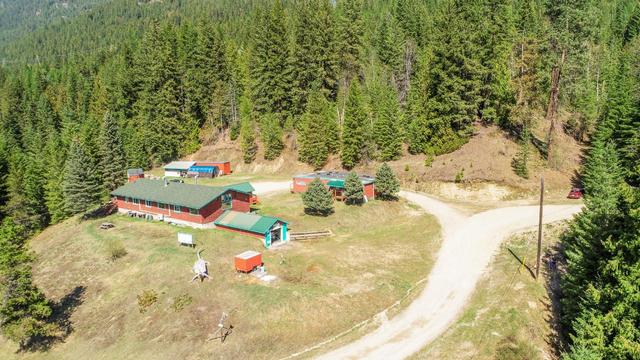 2276 Highway 6, House detached with 2 bedrooms, 3 bathrooms and null parking in Central Kootenay H BC | Image 2
