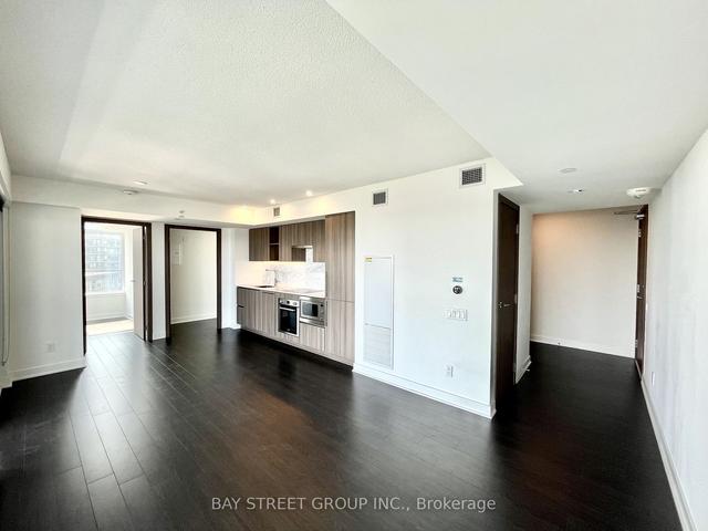 2012 - 19 Bathurst St W, Condo with 2 bedrooms, 2 bathrooms and 1 parking in Toronto ON | Image 6