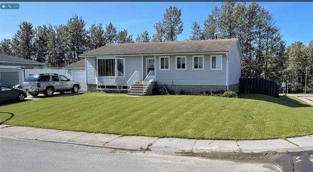 715 3 Av, House detached with 5 bedrooms, 2 bathrooms and null parking in Fox Creek AB | Image 2