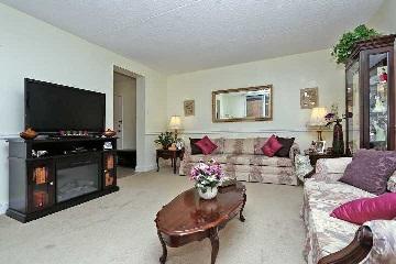103 - 580 Mary St E, Condo with 2 bedrooms, 1 bathrooms and 1 parking in Whitby ON | Image 2