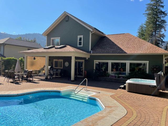 2066 Massie Road, House detached with 3 bedrooms, 3 bathrooms and null parking in Kootenay Boundary C BC | Image 43