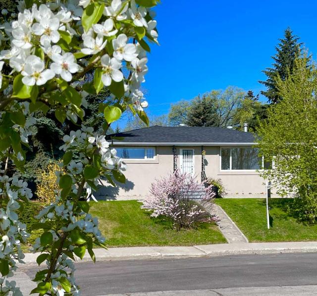 71 Meadowview Road Sw, House detached with 3 bedrooms, 2 bathrooms and 4 parking in Calgary AB | Image 1