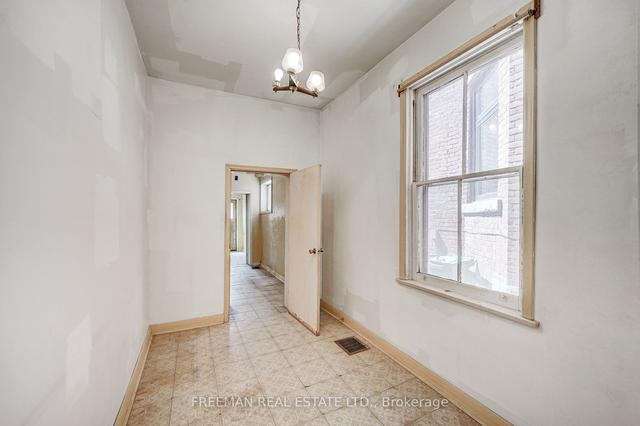 640 1/2 Euclid Ave, House semidetached with 2 bedrooms, 1 bathrooms and 1 parking in Toronto ON | Image 4
