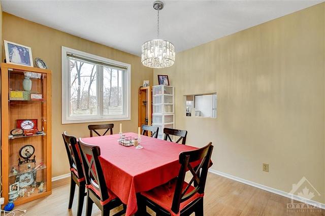 942 Alenmede Crescent, House detached with 3 bedrooms, 3 bathrooms and 6 parking in Ottawa ON | Image 2
