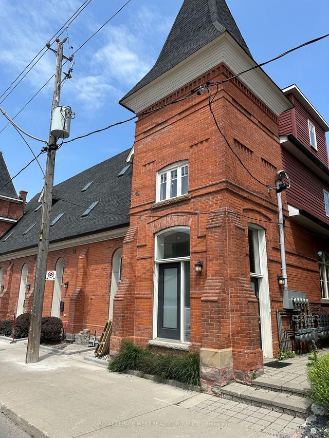 8 - 200 Annette St, Townhouse with 3 bedrooms, 3 bathrooms and 1 parking in Toronto ON | Image 1