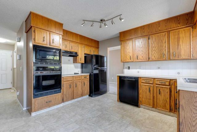 132 Woodford Drive Sw, House detached with 4 bedrooms, 2 bathrooms and 2 parking in Calgary AB | Image 5