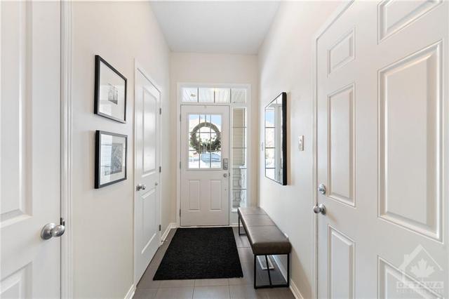 452 Ashbourne Crescent, Townhouse with 3 bedrooms, 3 bathrooms and 3 parking in Ottawa ON | Image 3