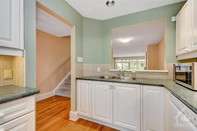 239 Second Avenue, Townhouse with 3 bedrooms, 3 bathrooms and 2 parking in Ottawa ON | Image 12