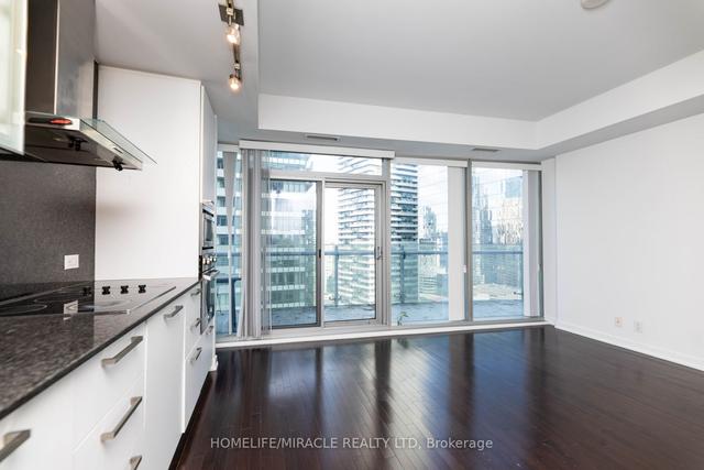 2901 - 14 York St, Condo with 3 bedrooms, 2 bathrooms and 1 parking in Toronto ON | Image 6