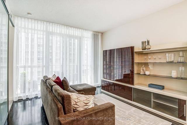 1006 - 770 Bay St, Condo with 2 bedrooms, 2 bathrooms and 1 parking in Toronto ON | Image 7
