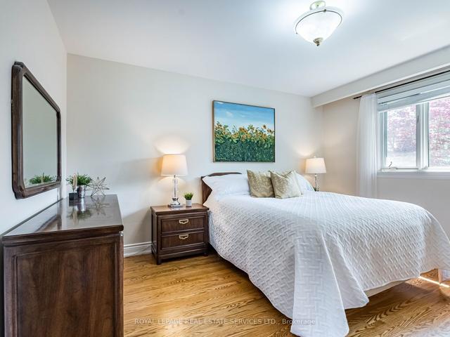29 Castle Green Cres, House detached with 3 bedrooms, 3 bathrooms and 5 parking in Toronto ON | Image 9