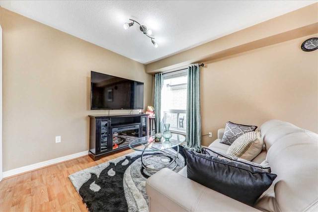 984 Grandlea Crt, House detached with 3 bedrooms, 3 bathrooms and 3 parking in Oshawa ON | Image 2