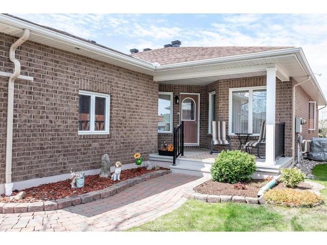 809 Hot Springs Way, Home with 3 bedrooms, 3 bathrooms and 6 parking in Ottawa ON | Image 2