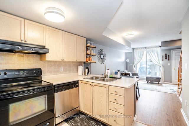 16 - 20 Turntable Cres, Townhouse with 3 bedrooms, 2 bathrooms and 2 parking in Toronto ON | Image 3
