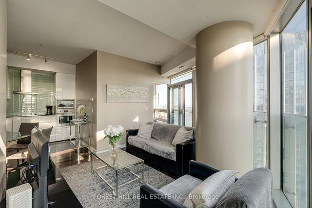 6005 - 14 York St, Condo with 2 bedrooms, 2 bathrooms and 1 parking in Toronto ON | Image 4