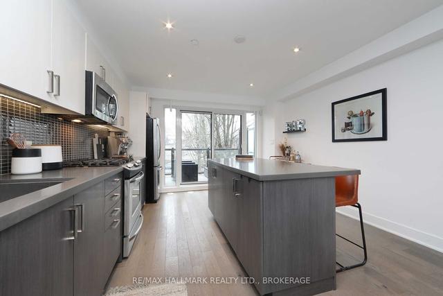 985 Dundas St E, House attached with 2 bedrooms, 3 bathrooms and 1 parking in Toronto ON | Image 3
