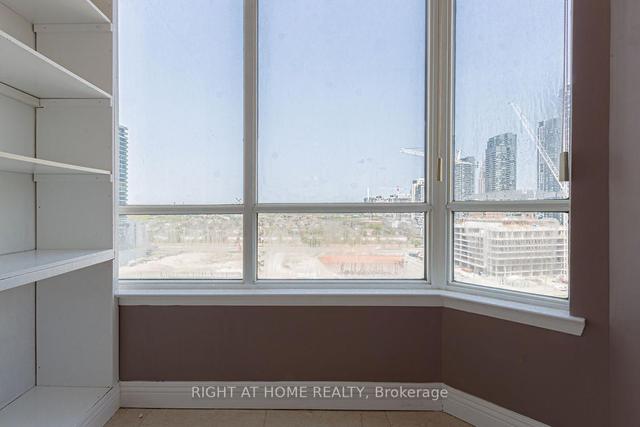 1502 - 550 Webb Dr, Condo with 2 bedrooms, 2 bathrooms and 1 parking in Mississauga ON | Image 2