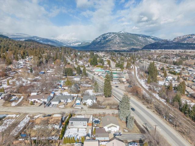 2812 Columbia Avenue, House detached with 5 bedrooms, 3 bathrooms and null parking in Castlegar BC | Image 38