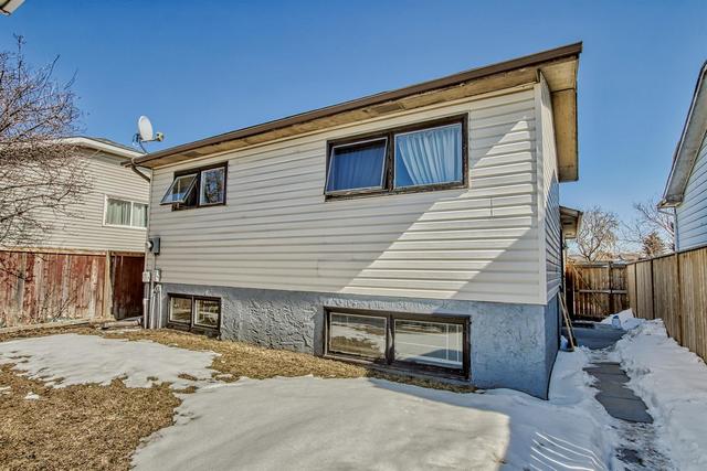 35 Whitehaven Road Ne, House detached with 3 bedrooms, 2 bathrooms and 2 parking in Calgary AB | Image 22