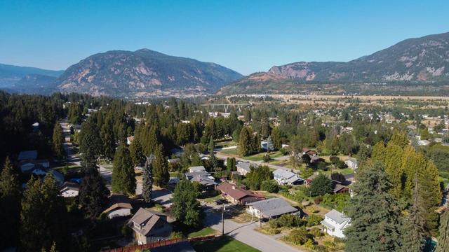 2644 10th Avenue, House detached with 4 bedrooms, 2 bathrooms and null parking in Castlegar BC | Image 30