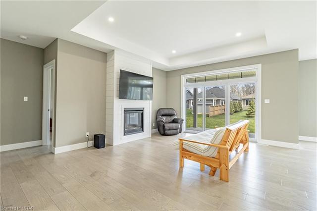 36 Brooklawn Drive, House detached with 2 bedrooms, 3 bathrooms and null parking in Lambton Shores ON | Image 3