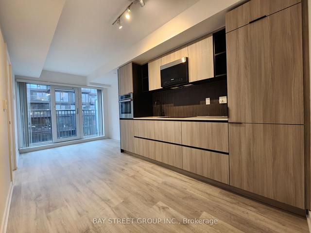 1304 - 2 Augusta Ave, Condo with 2 bedrooms, 2 bathrooms and 0 parking in Toronto ON | Image 2