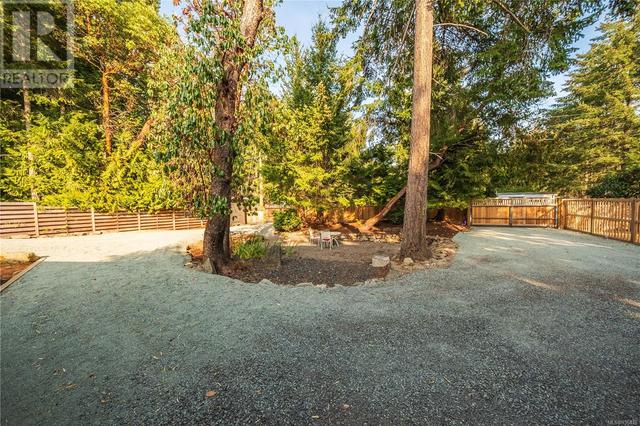 Circle Driveway with two gates | Image 75
