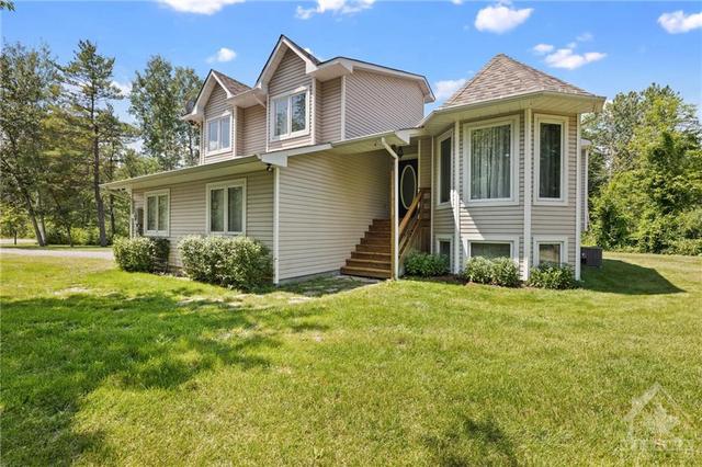 98 Tall Forest Drive, House detached with 3 bedrooms, 3 bathrooms and 6 parking in Ottawa ON | Image 1