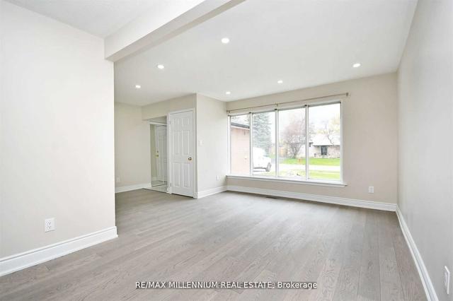 156 Folkstone Cres, House detached with 3 bedrooms, 2 bathrooms and 4 parking in Brampton ON | Image 2