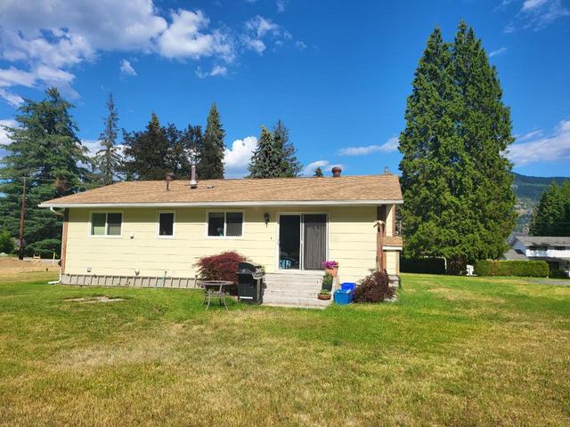 2644 10th Avenue, House detached with 4 bedrooms, 2 bathrooms and null parking in Castlegar BC | Image 34