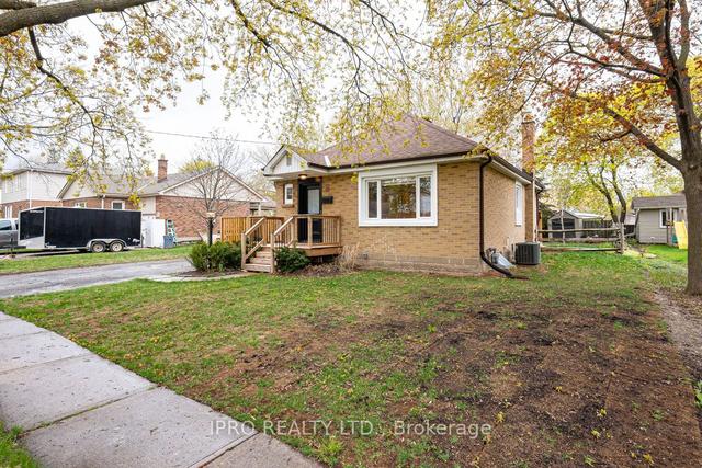 20 Fern St, House detached with 2 bedrooms, 2 bathrooms and 4 parking in Brampton ON | Image 9