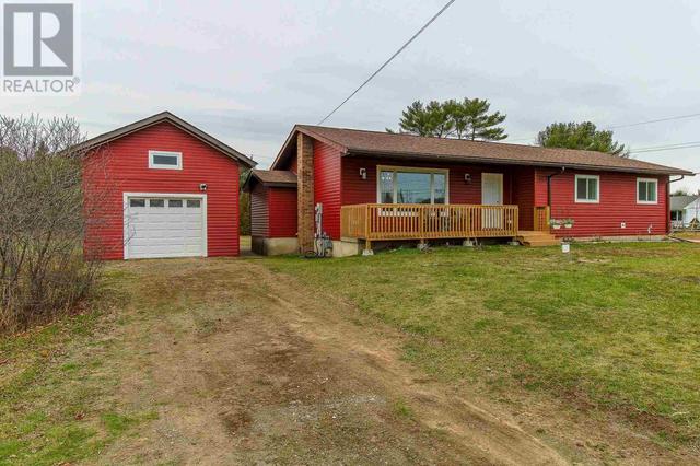 864 Frontenac St, House detached with 5 bedrooms, 1 bathrooms and null parking in Sault Ste. Marie ON | Image 3