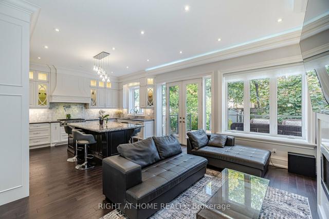 35 Burnelm Dr, House detached with 4 bedrooms, 5 bathrooms and 3 parking in Toronto ON | Image 9