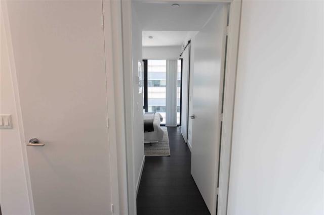 1005 - 215 Queen West St, Condo with 3 bedrooms, 2 bathrooms and 0 parking in Toronto ON | Image 8