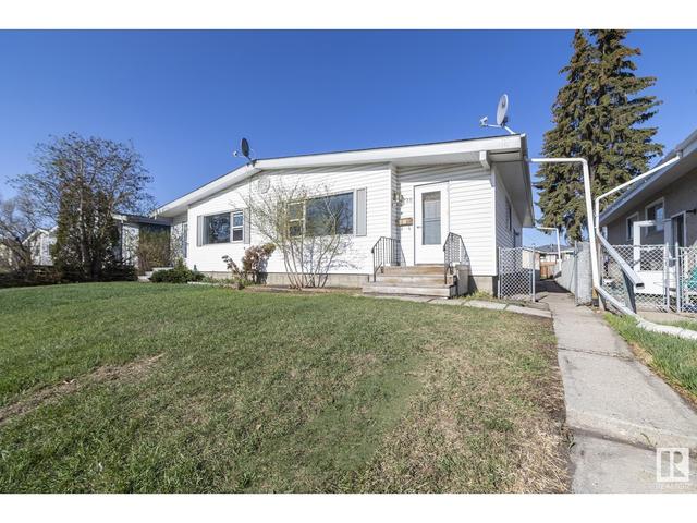4730 105 St Nw, House semidetached with 3 bedrooms, 2 bathrooms and null parking in Edmonton AB | Image 2
