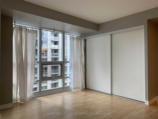 1912 - 761 Bay St, Condo with 2 bedrooms, 2 bathrooms and 1 parking in Toronto ON | Image 4