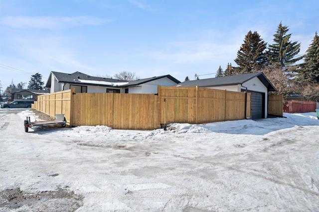 56 Wakefield Drive Sw, House detached with 4 bedrooms, 3 bathrooms and 3 parking in Calgary AB | Image 33