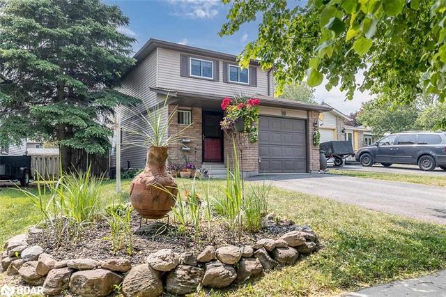 19 Sinclair Court, House detached with 3 bedrooms, 1 bathrooms and 3 parking in Barrie ON | Image 1