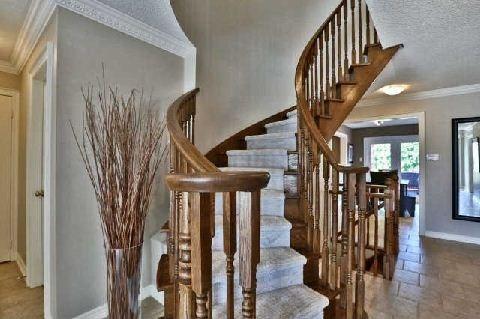 1035 Trailview Dr, House detached with 4 bedrooms, 5 bathrooms and 2 parking in Oakville ON | Image 2